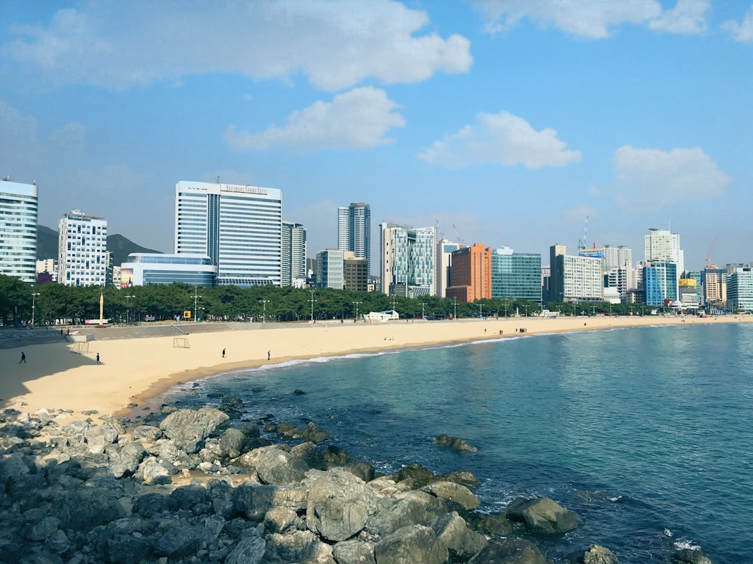 부산 해운대 해변과 엘시티 스카이라인 전경